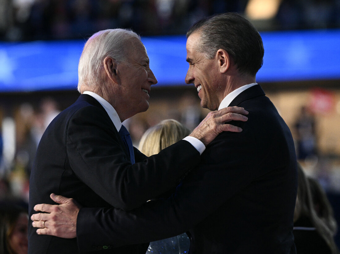 Joe Biden et Hunter Biden en scène lors de la Convention nationale démocrate à Chicago, Illinois, le 19 août 2024.