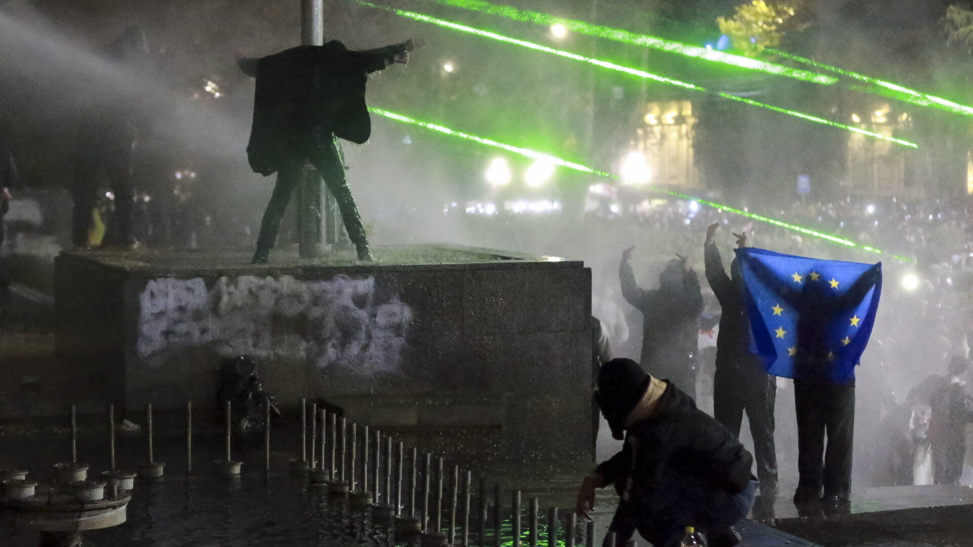 Manifestants avec un drapeau de l'UE devant le Parlement à Tbilissi.