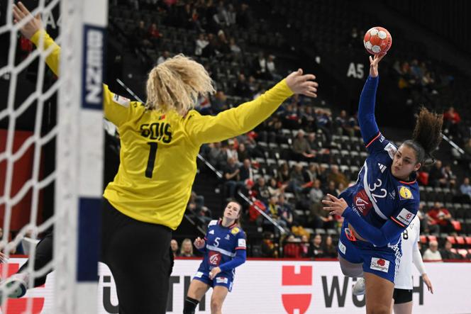 La Française Sarah Bouktit inscrit un but face au Portugal, lors de l’Euro de handball, à Bâle (Suisse), le 2 décembre 2024.
