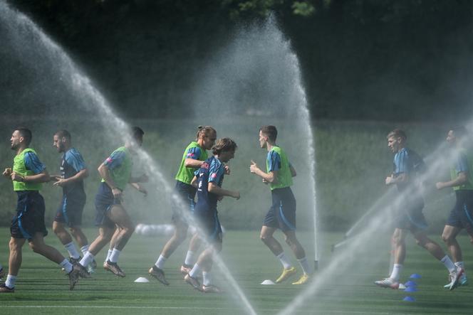 Les joueurs croates s’entraînent sous des jets d’eau en raison de la chaleur, avant la Coupe du monde de football au Qatar, au stade d’Al-Ersal, à Doha, le 19 novembre 2022.