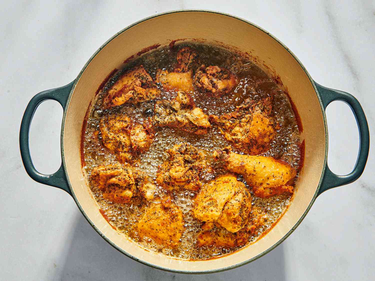 Poulet en train de frémir dans le lard