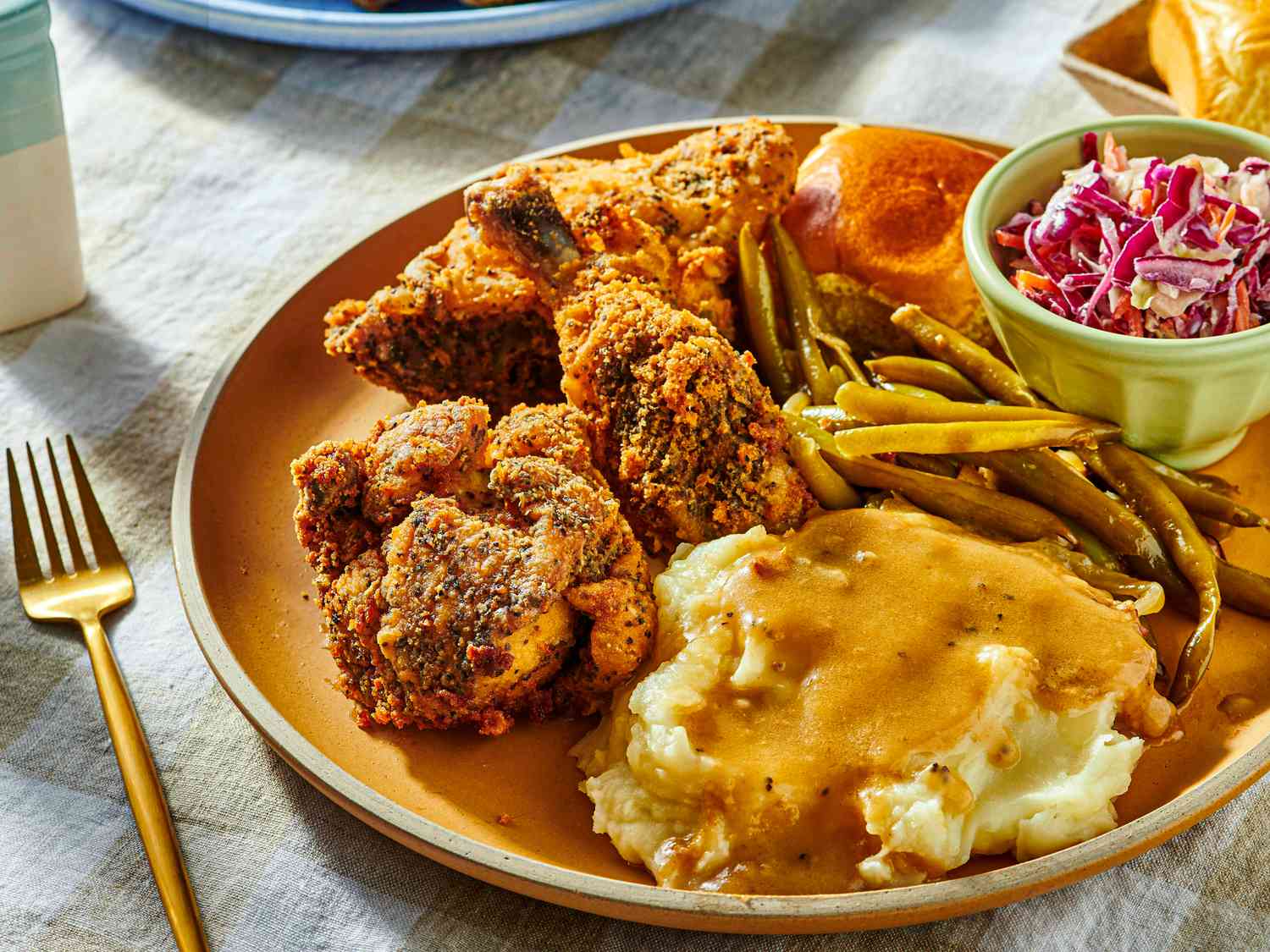 Poulet frit servi avec des accompagnements
