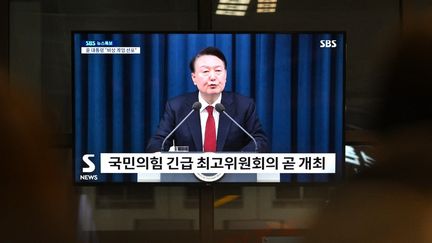 Le président de la Corée du Sud, Yoon Suk-yeol lors d'une allocution télévisée le 3 décembre 2024. (ANTHONY WALLACE / AFP)
