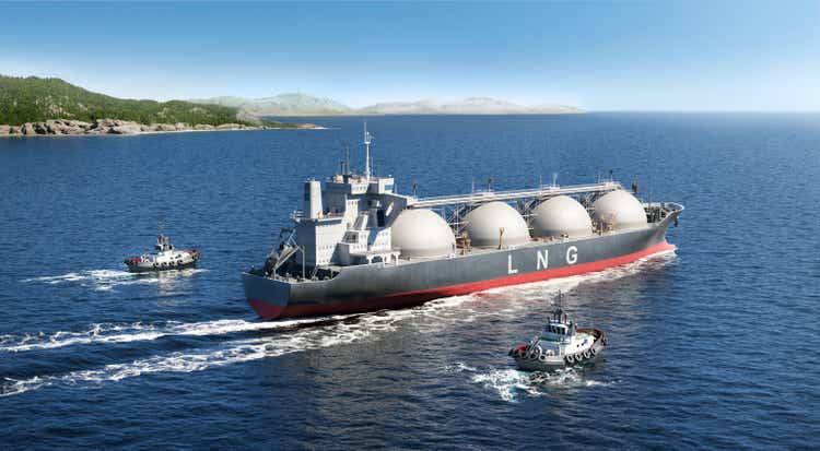 Pétrolier GNL naviguant dans des eaux côtières, représentant le transport maritime d'énergie.