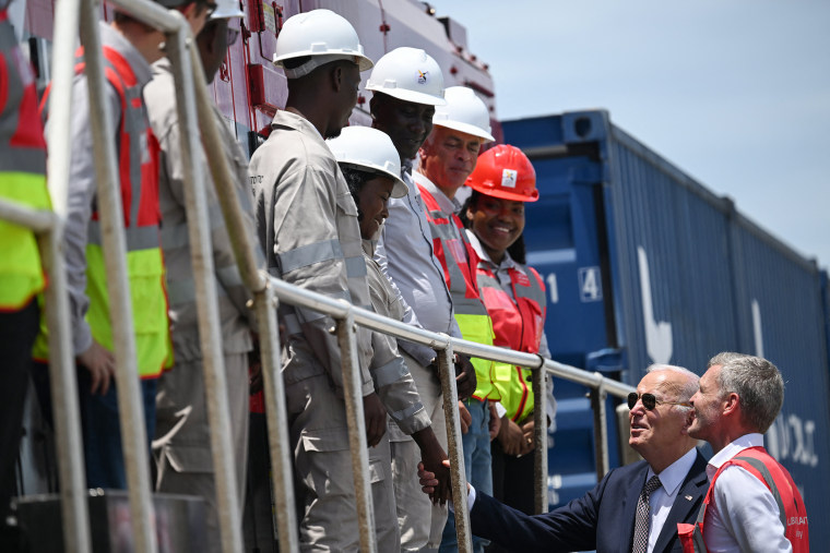 Joe Biden serre la main à des travailleurs