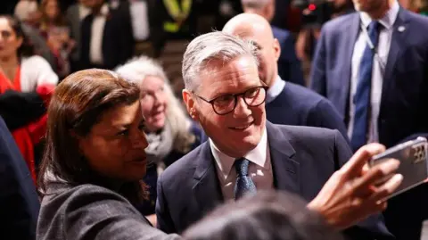Sir Keir Starmer souriant lors d'un événement à Pinewood Studios