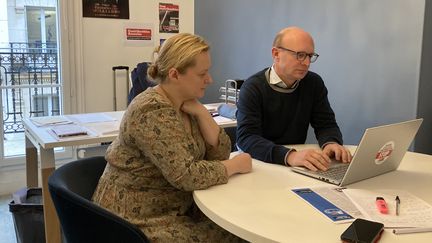 Benoît Perrin, directeur de Contribuables Associés et Pauline Lévêque, chargée des relations avec les membres de l'association, à Paris, le 5 décembre 2024.
