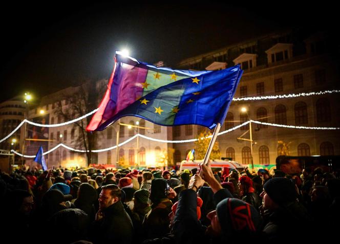 Des manifestants pro-européens, le 5 décembre 2024, sur la place de l’Université, à Bucarest.
