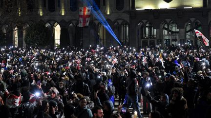 Des manifestants contre le parti au pouvoir 'Rêve géorgien', à Tbilissi, le 5 décembre 2024. (KAREN MINASYAN / AFP)