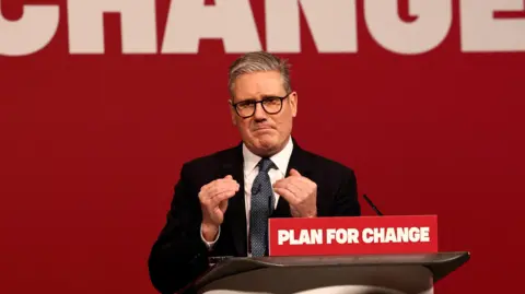 Sir Keir Starmer donnant un discours jeudi, debout derrière un pupitre avec le slogan 'Plan for change'