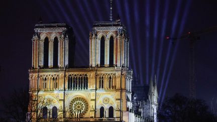 Mapping vidéo sur la façade de la cathédrale Notre-Dame de Paris quelques jours avant sa réouverture, 5 décembre 2024 (LUDOVIC MARIN / AFP)