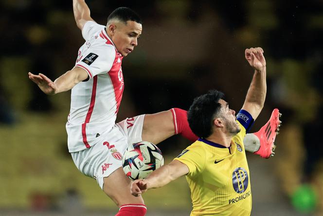 Le Monégasque Vanderson (à gauche) à la lutte avec le Toulousain Gabriel Suazo, le 7 décembre 2024, à Monaco.