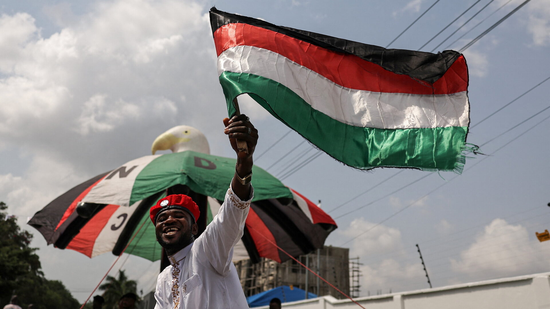 Un supporter de John Dramani Mahama célèbre la victoire après que la NPP a reconnu sa défaite.