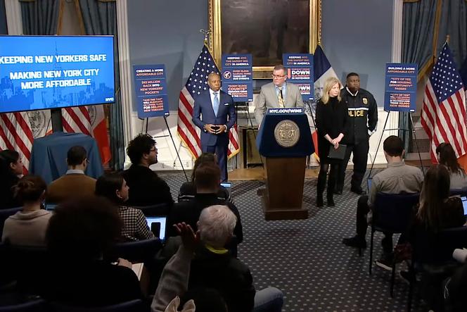 Eric Adams, Joseph Kenny, et Jessica Tisch lors d’une conférence de presse, lundi 9 décembre 2024.