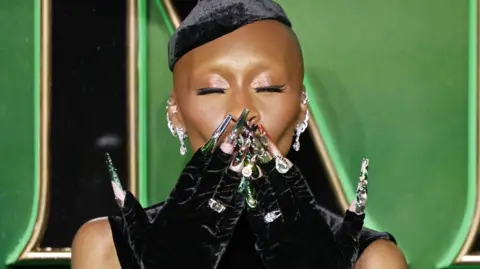 Cynthia Erivo sur le tapis vert à la première de Wicked.