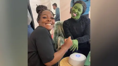 Shea Osei réalisant les ongles de Cynthia Erivo.