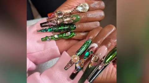 Détails des ongles de Cynthia Erivo.