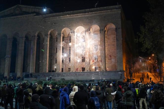 Des manifestants devant le Parlement de Géorgie, à Tbilissi, le 8 décembre 2024.