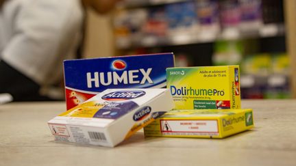 Des boîtes de médicaments anti-rhume déconseillés par l'ANSM, dans une pharmacie de Briançon (Hautes-Alpes), le 25 octobre 2023.
