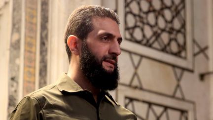 Le chef du groupe islamiste syrien HTS, Abu Mohammed al-Joulani, s'adresse à une foule à la mosquée des Omeyyades, à Damas (Syrie), le 8 décembre 2024. (AREF TAMMAWI / AFP)