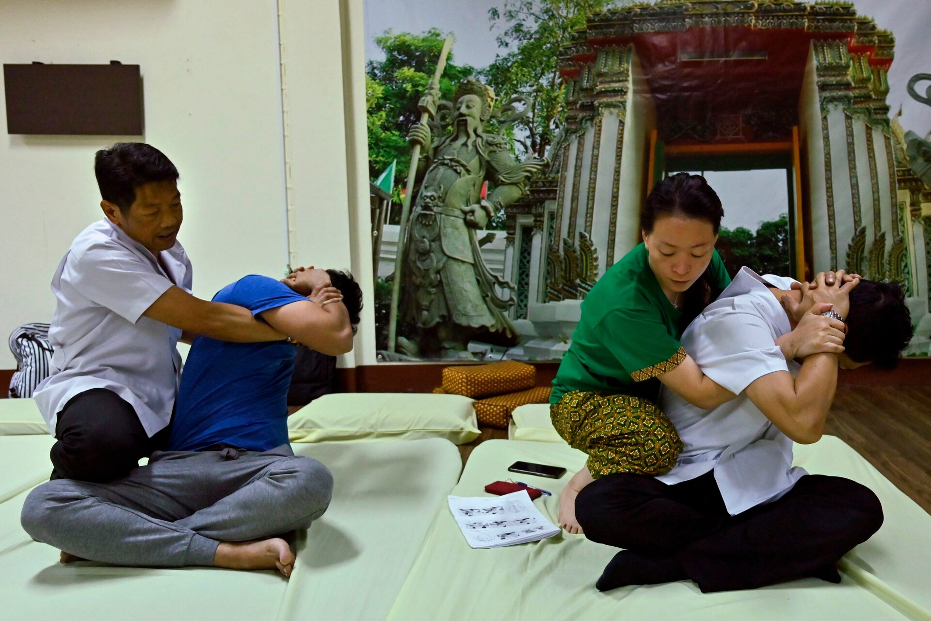 Un instructeur thaïlandais forme son élève de Hong Kong à l'école de massage traditionnel thaïlandais Wat Po à Bangkok