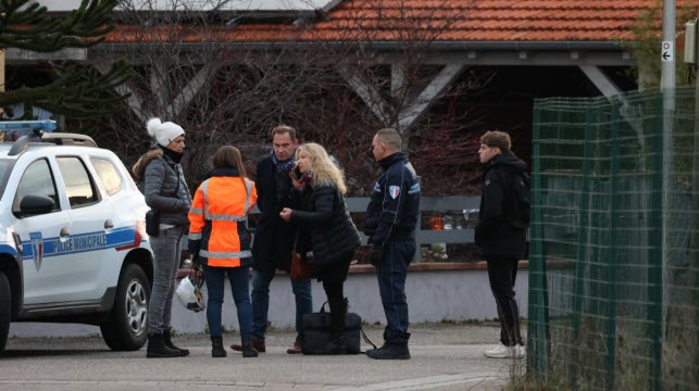 Les derniers résidents sont évacués avant le début de l'opération. Photo Franck Kobi