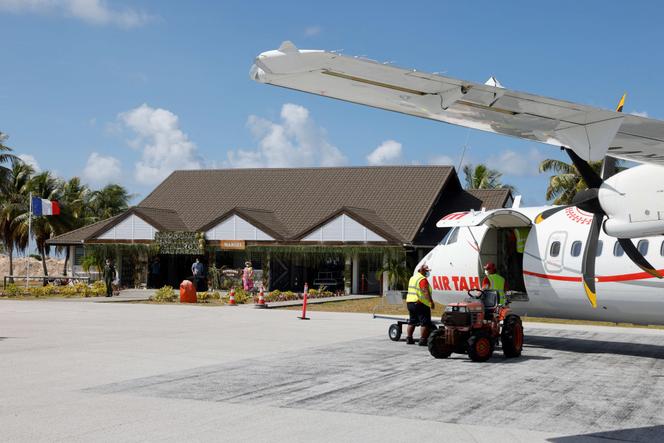 Un avion d’Air Tahiti à l’aéroport de Manihi, dans l’archipel des Tuamotu, en Polynésie française, le 26 juillet 2021.
