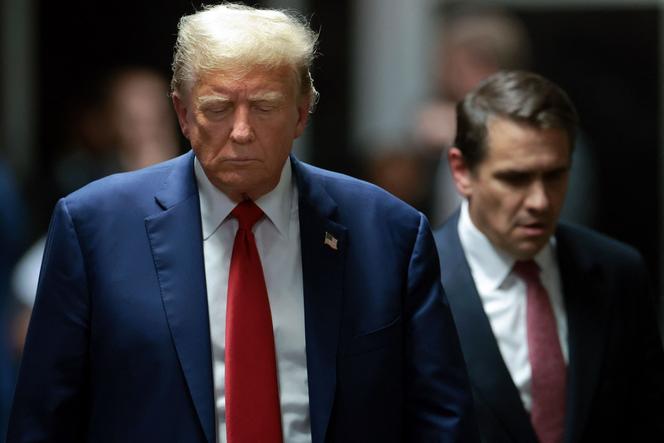 Donald Trump, accompagné de l’un de ses avocats, Todd Blanche (à droite), au tribunal de Manhattan à New York, le 6 mai 2024.