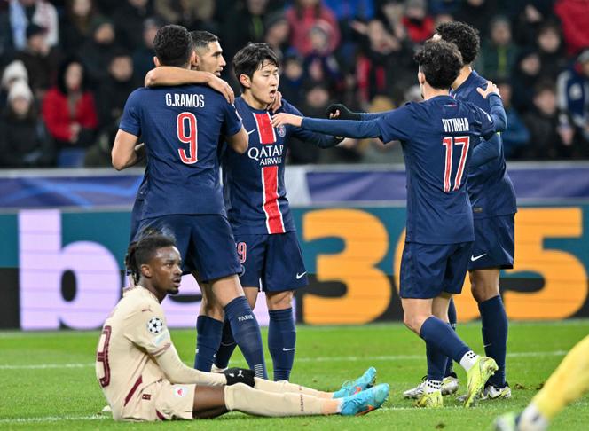 Gonçalo Ramos célèbre son but avec ses coéquipiers lors du match de football de la Ligue des champions de l’UEFA entre le FC RB Salzbourg et le Paris Saint-Germain, à Salzbourg (Autriche), le 10 décembre 2024.