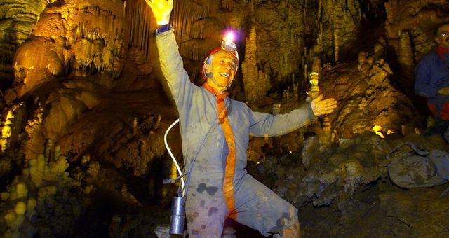 Michel Siffre salue les personnes venues l'accompagner, le 30 novembre 1999 dans la grotte de Clamouse, avant de commencer son expérience dans un 'confinement total' ©AFP - PHILIPPE DESMAZES