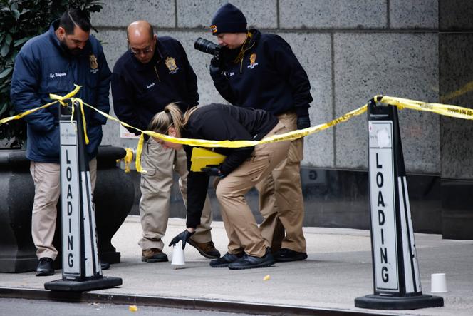 La police scientifique de New York sur la scène de crime devant l’hôtel Hilton du centre de Manhattan, où Brian Thompson a été tué, le 4 décembre 2024.