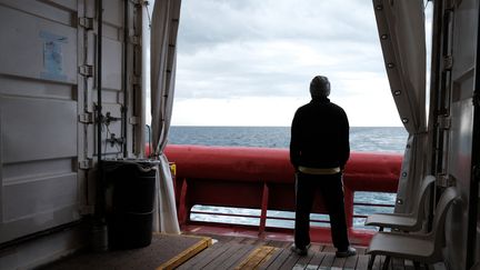 Un migrant sur le bateau de l'ONG SOS Méditerranée
