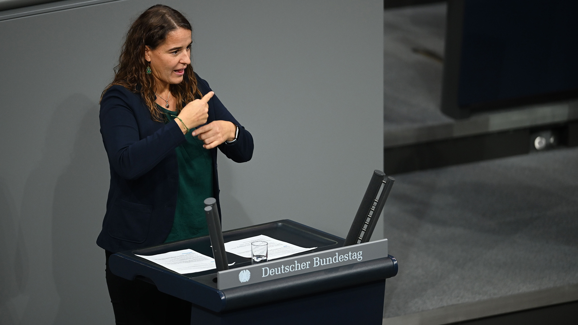 Heike Heubach am Rednerpult im Bundestag. | dpa Heike Heubach am Rednerpult im Bundestag.