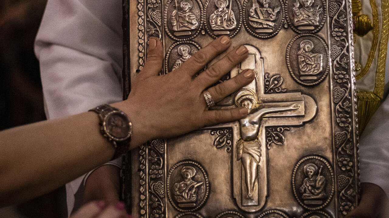 Des chrétiens assistent à une messe de Pâques orthodoxe à l'église Saint-Jacques de la ville de Qamishli, contrôlée par les Kurdes, dans le nord-est de la Syrie, le 28 avril 2019.