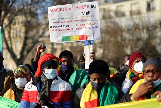 Lors d’une manifestation en faveur de la junte militaire malienne, contre la France et la Cedeao, devant l’ambassade du Ghana, à Paris, le 15 janvier 2022.