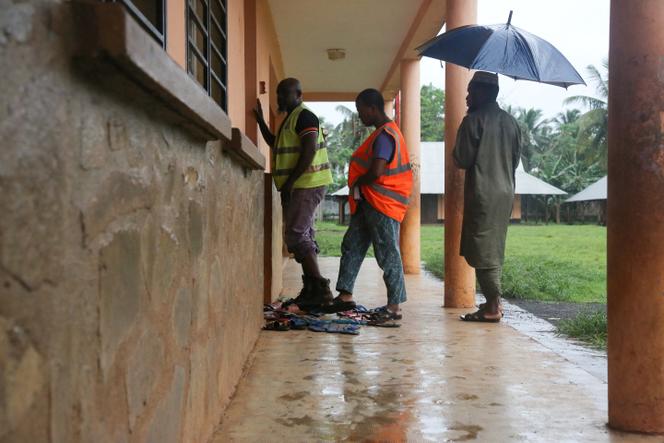Le 8 décembre 2019, en attente du cyclone Belna, du personnel de sécurité civile visite le collège de Combani, à Mayotte, et les personnes déplacées qui y sont réfugiées pour les informer des consignes de sécurité.