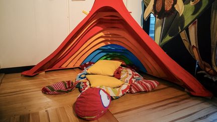 Un jeu sensoriel posé sur le sol de la Cité des bébés à la Cité des Sciences et de l'industrie lors d'une présentation à la presse dans le parc de la Villette, à Paris, le 12 décembre 2024. (DIMITAR DILKOFF / AFP)