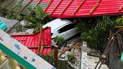 Un toit effondré sur une voiture à Mayotte après le cyclone Chido.