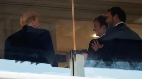 Donald Trump, Daniel Penny et JD Vance lors d'un match de football