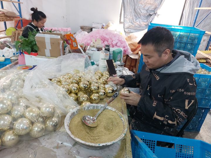 Ouvrier préparant une boule de Noël