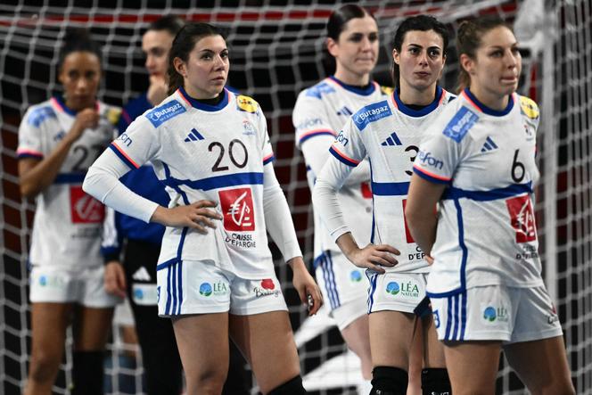 La déception des handballeuses françaises, battues par la Hongrie dans le match pour la troisième place lors de l’Euro 2024, le 15 décembre 2024, à Vienne (Autriche).