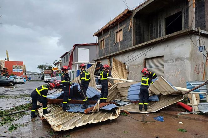 La sécurité civile française nettoyant les débris après le passage du cyclone Chido à Mayotte, le 15 décembre 2024.