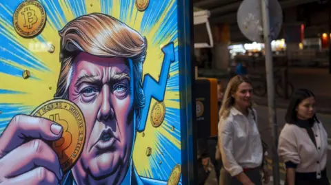 Image de Donald Trump tenant un jeton Bitcoin dans un magasin Coinhero à Hong Kong.