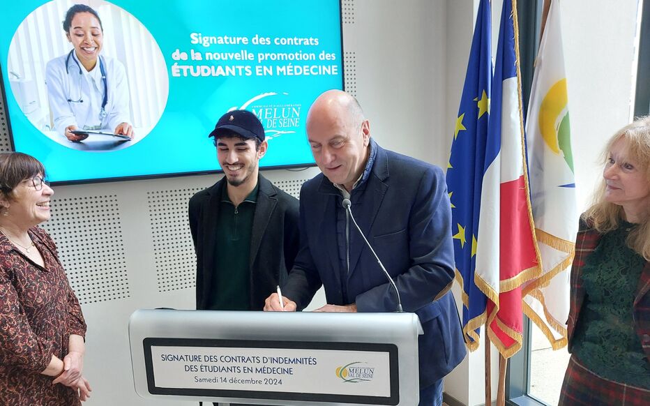 Dammarie-les-Lys, samedi 14 décembre. Cinq étudiants en médecine ont signé une convention avec l'agglomération Melun-Val-de-Seine, comme Adlen Slimani (ici à côté de Franck Vernin, le président de l'intercommunalité). LP/Sébastien Blondé