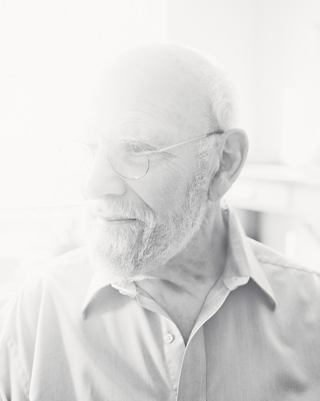 Photo en noir et blanc d'un homme avec des lunettes et une barbe
