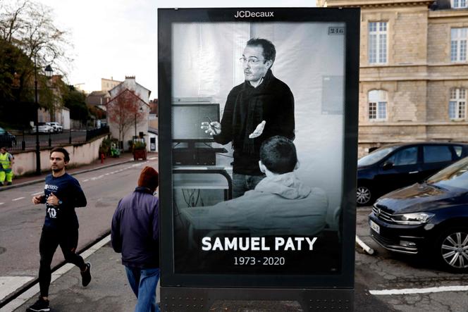 Dans une rue de Conflans-Sainte-Honorine (Yvelines), une affiche en hommage à Samuel Paty, en novembre 2020.