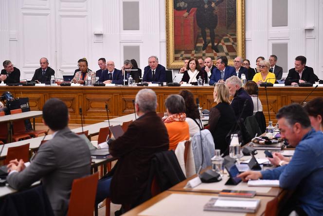 François Bayrou (au fond, au centre) assiste au conseil municipal de Pau, à l’hôtel de ville, lundi 16 décembre 2024.
