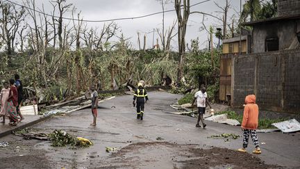 Un membre de la Sécurité civile intervient aux côtés d'habitants sinistrés par le cyclone Chido, le 16 décembre 2024, à Mayotte.