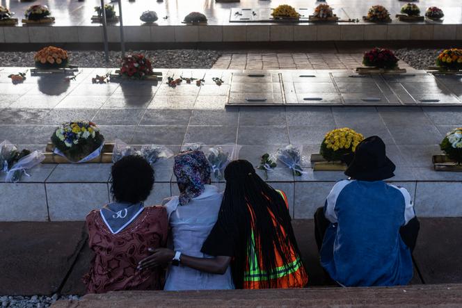 L’une des fosses communes du parc commémoratif du génocide de Nyanza, à Kigali, le 11 avril 2024.