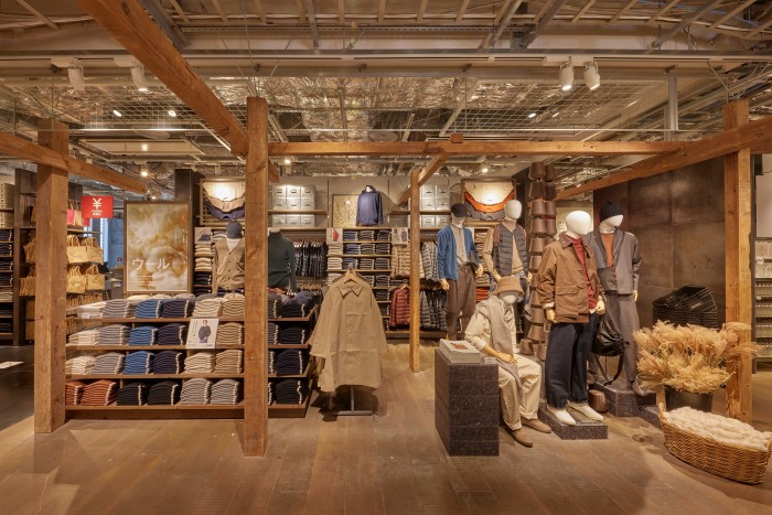 Vêtements dans la boutique phare de Muji